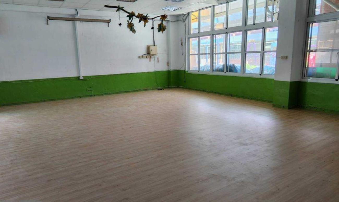 教室使用利婭清新淺橡木地板鋪設完成的實景圖